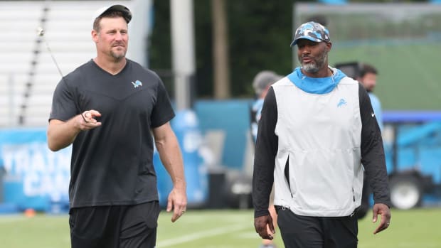 Dan Campbell walks alongside Brad
                                                                                 Holmes